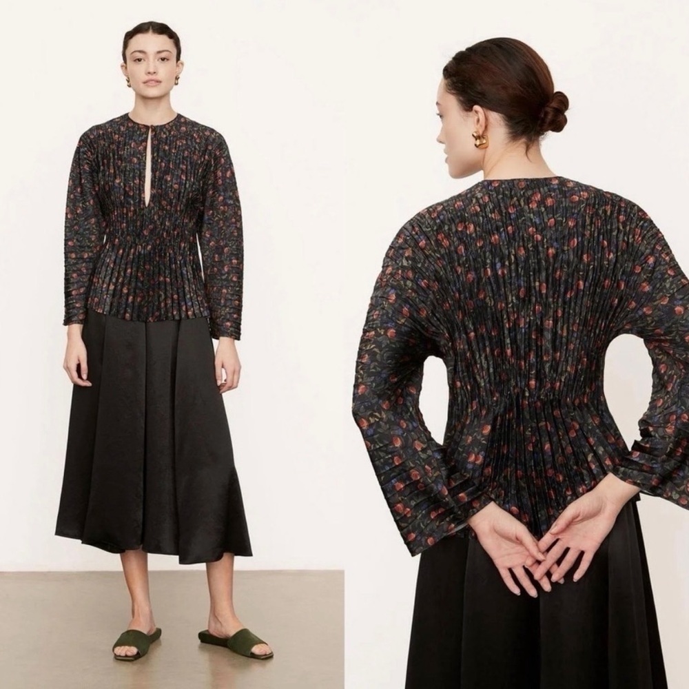 $395 NWT Vince Size Medium Pomegranate Pleated V-Neck Blouse Deep Plunge Black